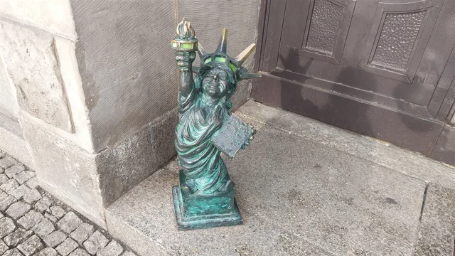 Nain Dame Liberté