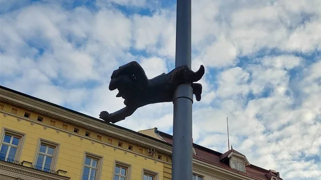 Nains Mikołaj sur pilier